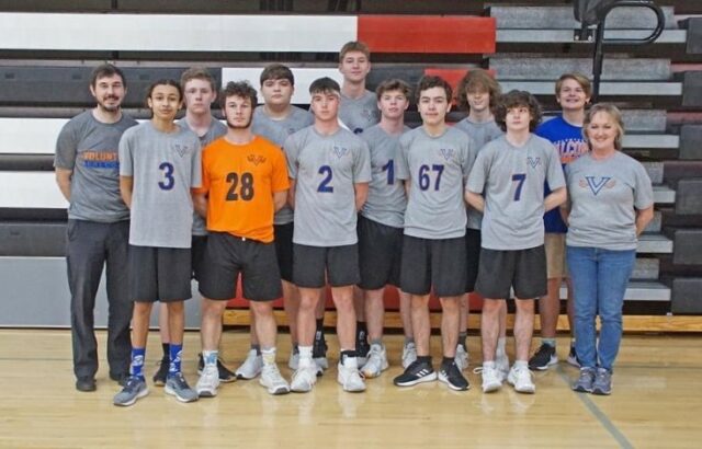 Tina Evans and the 2022 Volunteer HS boys' volleyball team